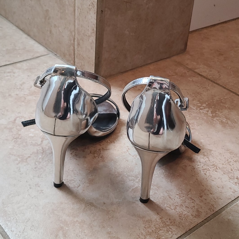 Silver heels - Picture 3 of 3